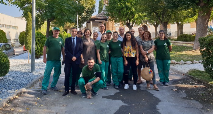 Imagen de Álvaro Gutiérrez y Rosario García Saco con alumnado y profesorado del taller de empleo de Camarena