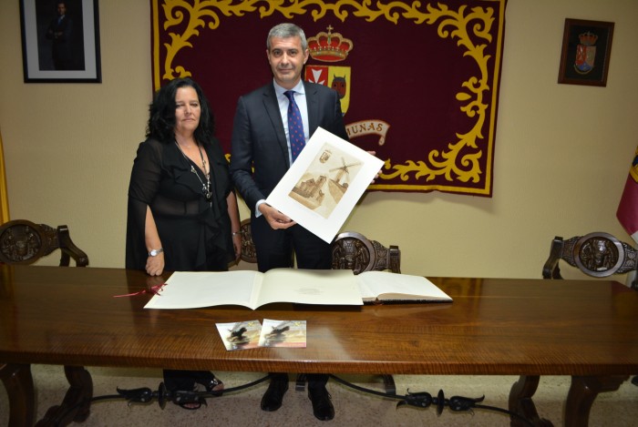 Imagen de El presidente tras firmar en el libro de honor del Ayuntamiento de Camuñas