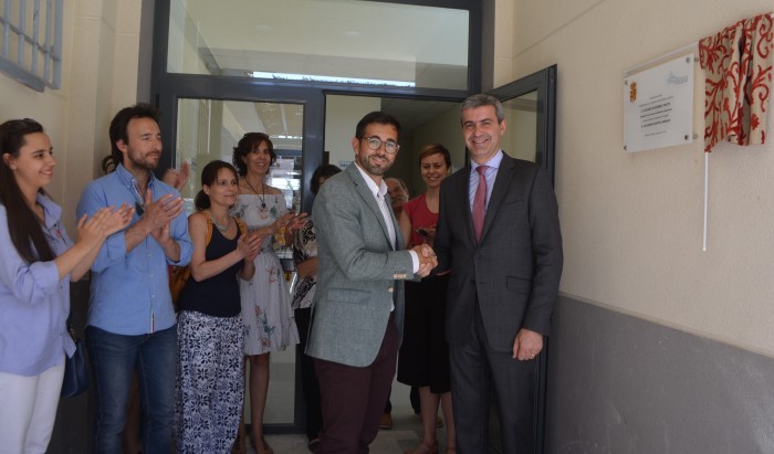 Imagen de Álvaro Gutiérrez y Luis Martín inaugurando los nuevos vestuarios de la piscina de Cedillo de Condado