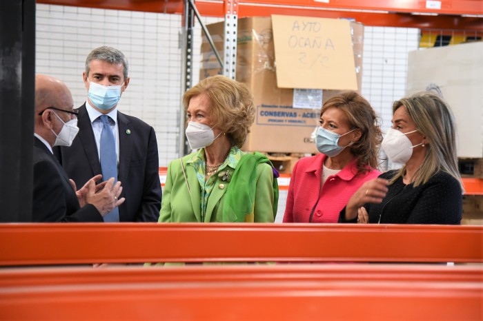 Imagen de Álvaro Gutiérrez durante la visita de la Reina Sofía al Banco de Alimentos de Toledo