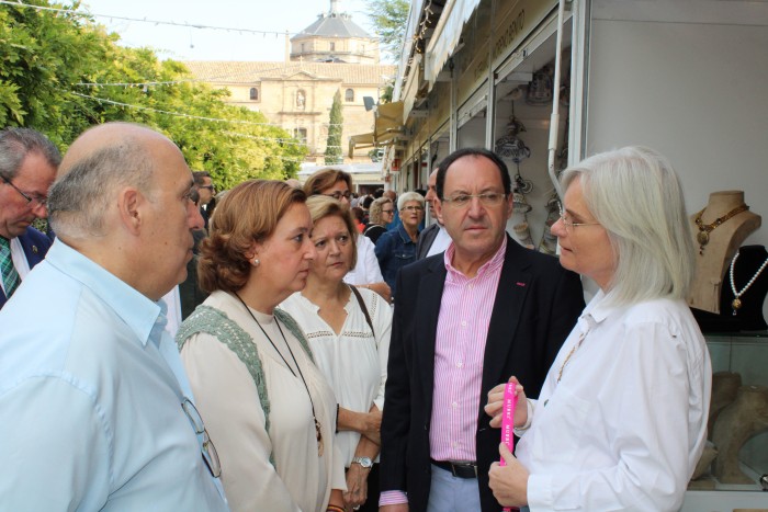 Imagen de La presidenta con los artesanos