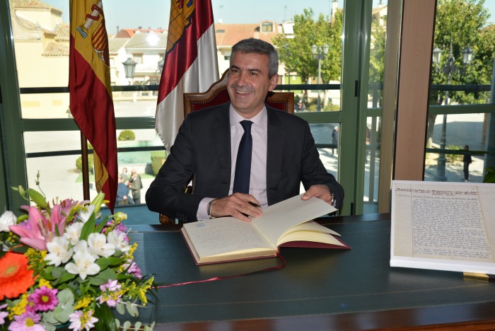 Álvaro Gutiérrez firmando en el libro de honor