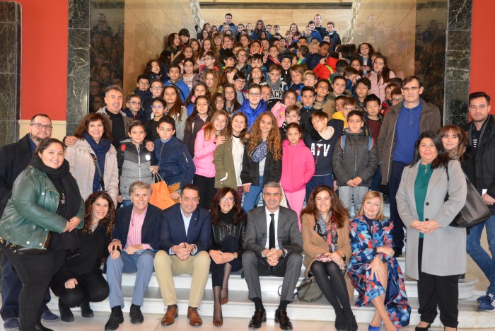 Imagen de Foto de familia con los niños y niñas participantes