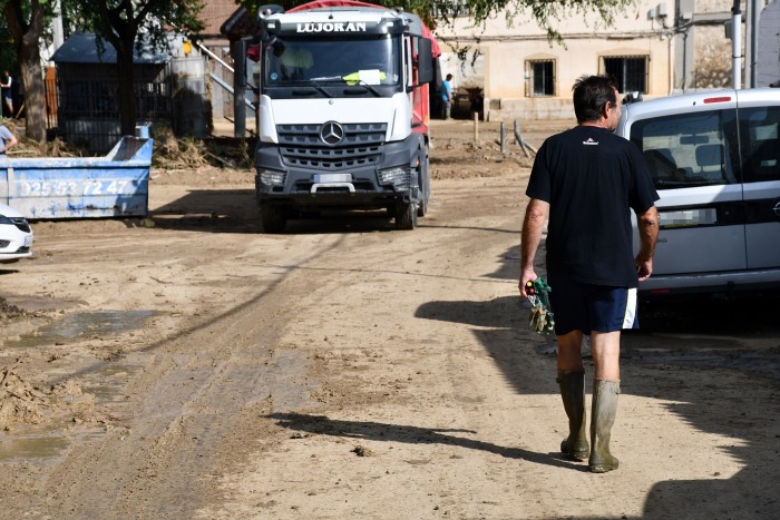 Tras la retirada de la mayor parte del barro comienzan las tareas de baldeo