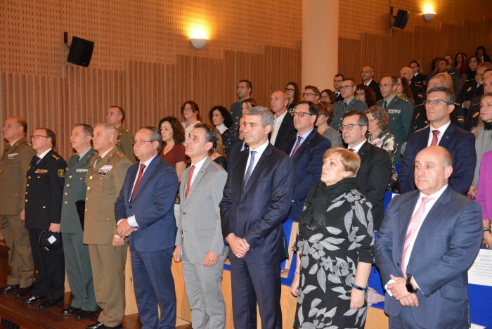 Imagen de Álvaro Gutiérrez durante el minuto de silencio en memoria de las víctimas de violencia de género