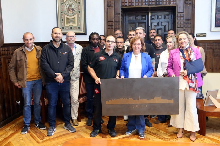 Imagen de Cedillo recibe un presente de Juan Carlos París