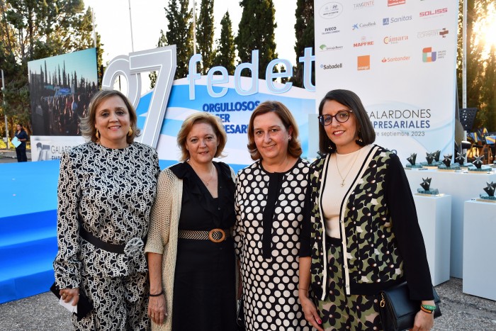 La presidenta de la Diputación  junto a Soledad de Frutos, Marina García y Pilar Martín