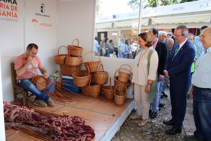 Imagen de La presidenta con los artesanos