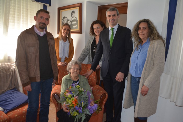Álvaro Gutiérrez junto al Gobierno municipal en el 100 cumpleaños de Juana Ramos