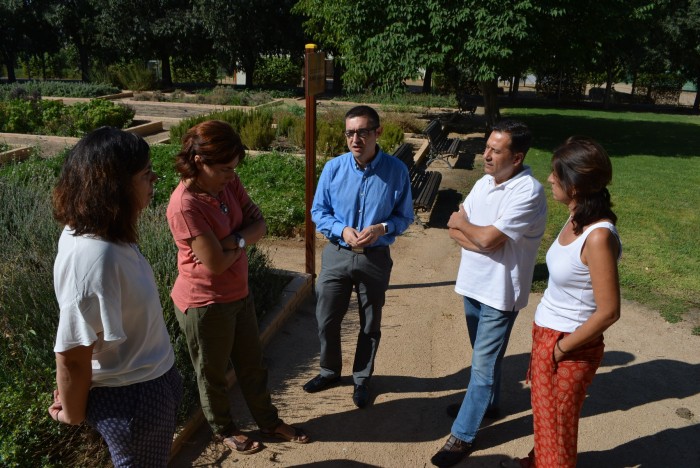 Foto de archivo de una visita de Fernando Muñoz al vivero Taxus