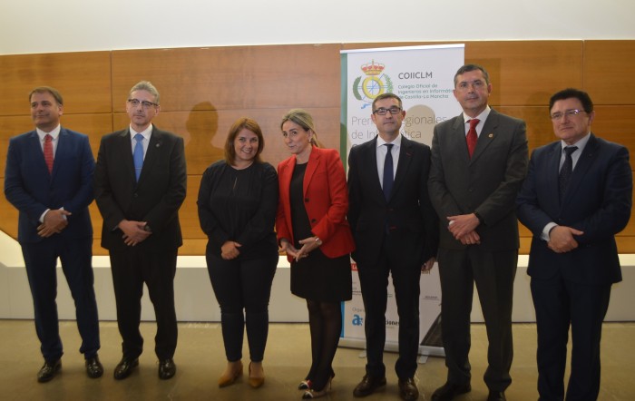 Imagen de Fernando Muñoz con los asistentes a los III Premios regionales de informática