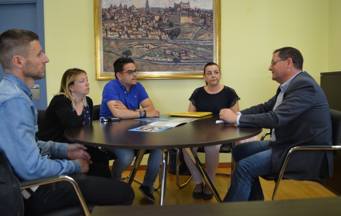 El vicepresidente Tomás Villarrubia con padres de los afectados