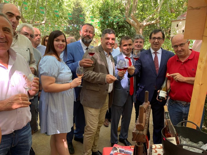 Imagen de Rafael Martín brindando en la Fiesta del Vino de Méntrida