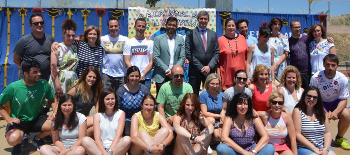 Imagen de Álvaro Gutiérrez y Luis Martín con el profesorado del colegio de Cedillo que cumple 25 años