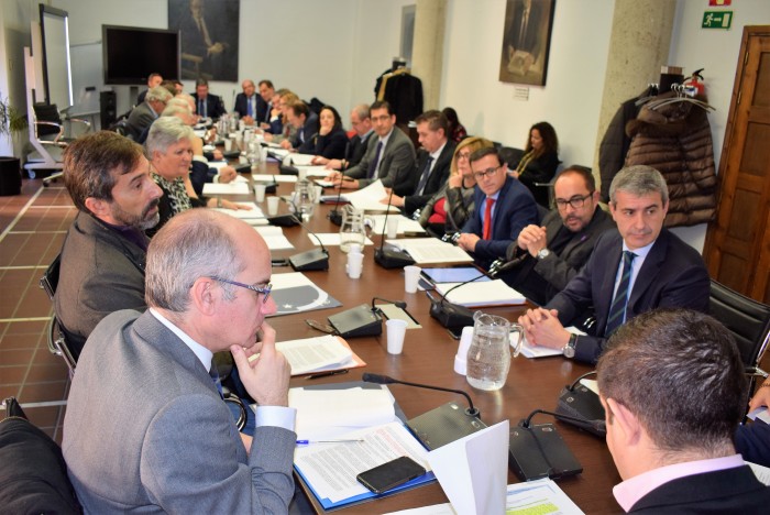 Imagen de Álvaro Gutiérrez en un momento de la reunión de la Comisión de Diputaciones