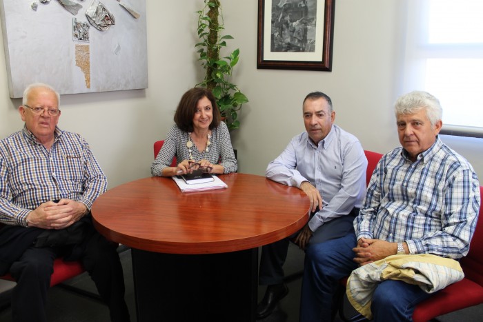 Ana María Gómez con los responsables de la Sociedad Protectora Recreativa de Mora