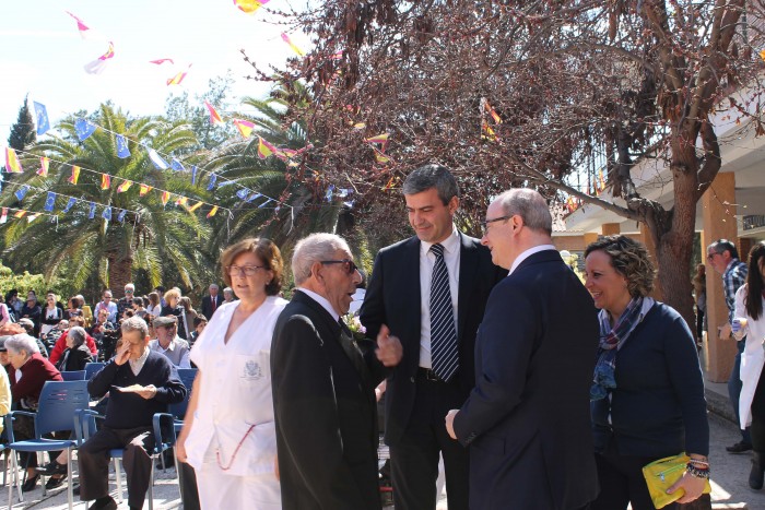 Imagen de Álvaro Gutiérrez ha tomado unas migas con los residentes que celebraban su patrón