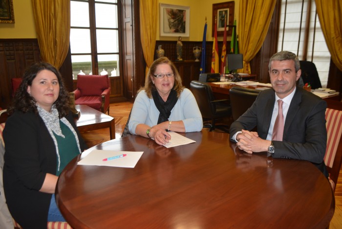 Álvaro Gutiérrez con la alcaldesa de Puerto de San Vicente, Felicidad Oliva