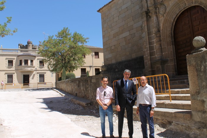 Imagen de Álvaro Gutiérrez visitando las obras de la calle de la Iglesia