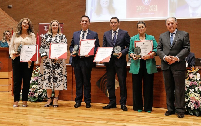 Imagen de Cristina Cebas con el premio del Consejo Social de la UCLM