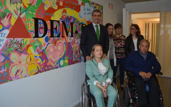 Imagen de Álvaro Gutiérrez en la inauguración del mural hecho por usuarios de ADEMTO