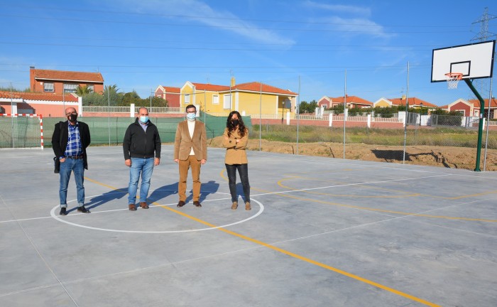 Imagen de Fernando Muñoz con el Gobierno municipal de Palomeque en la nueva pista deportiva