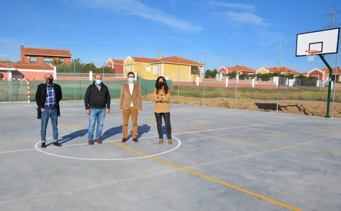 Imagen de Fernando Muñoz con el Gobierno municipal de Palomeque en la nueva pista deportiva