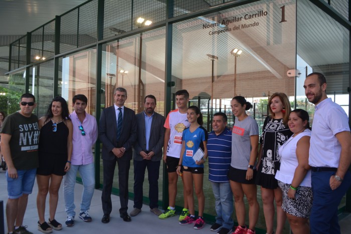 Álvaro Gutiérrez, el Gobierno municipal, Noemí Aguilera y sus padres ante la pista con su nombre
