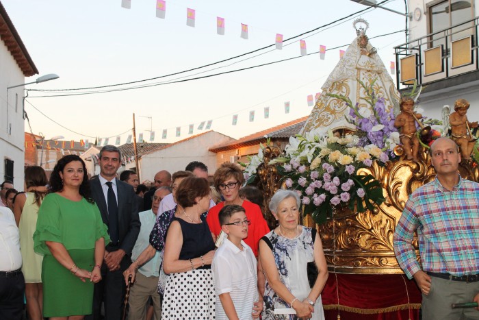 Álvaro Gutiérrez y Silvia del Olmo en un momento de la procesión de Santo Domingo Caudilla