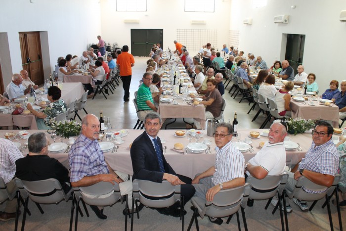 Álvaro Gutiérrez junto al alcalde de Alcañizo en la 