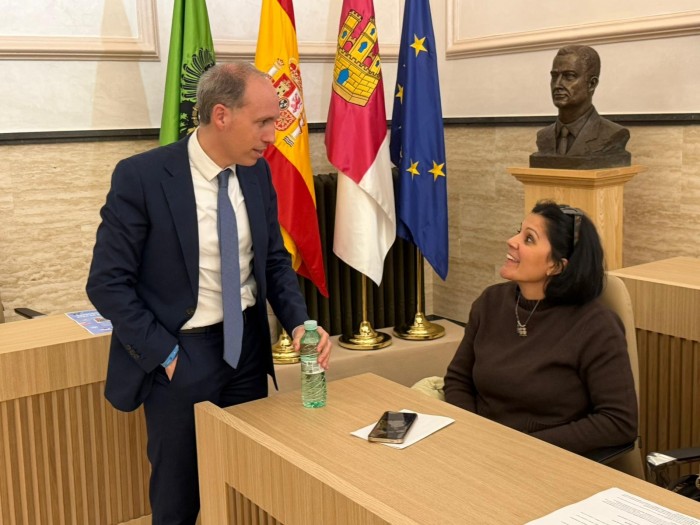 Daniel Arias informa a las familias beneficiadas con el programa