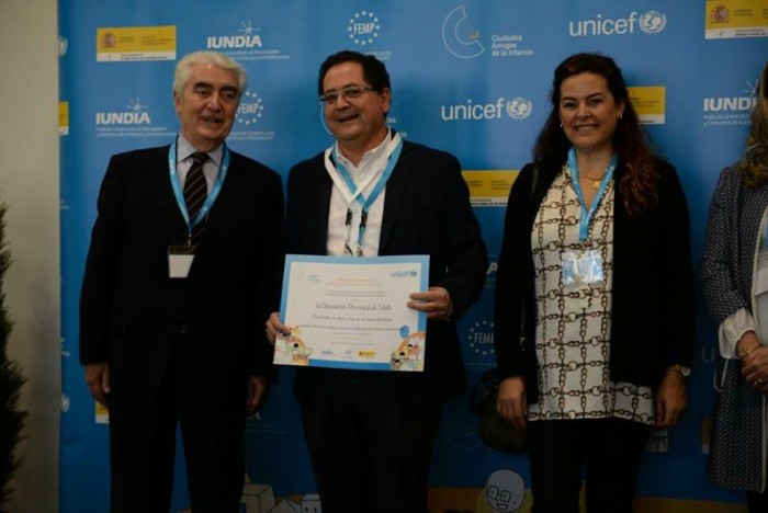 Imagen de Tomás Villarrubia con el premio entregado por UNICEF junto a Gustavo Suárez y Asunción Díaz