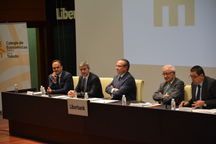 Imagen de Álvaro Gutiérrez junto a los participantes en el Día del Economista