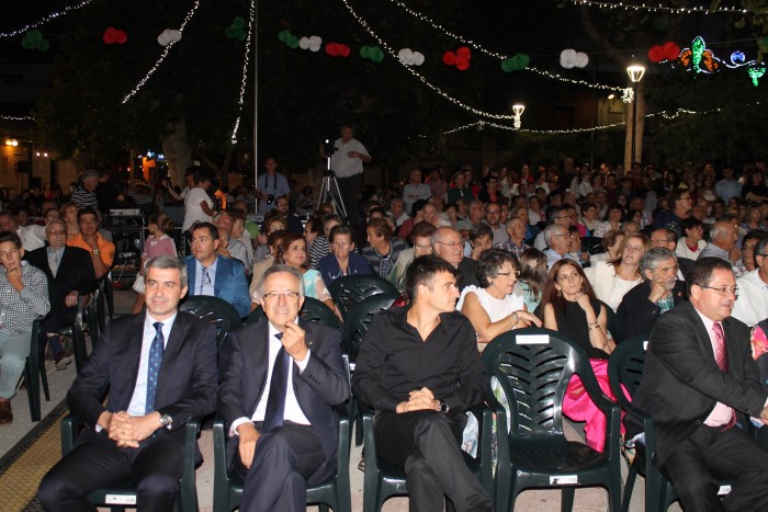 Imagen de Álvaro Gutiérrez y Anastasio Priego en el concurrido acto de inicio de fiestas en Los Yébenes