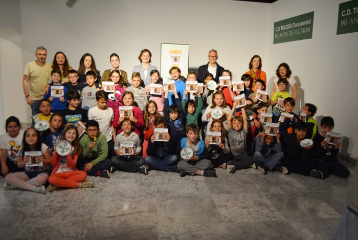 Imagen de María Ángeles garcía con los alumnos y alumnas del C.P. Santa Teresa (Toledo)