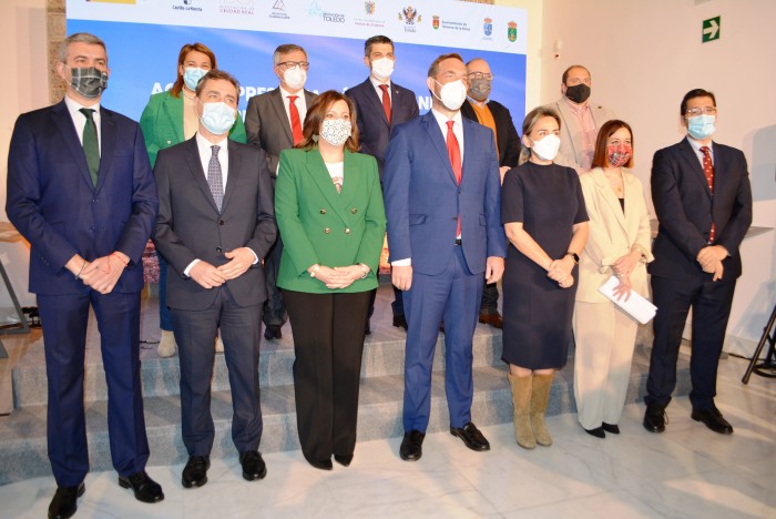 Imagen de Foto de familia con el Secretario de Estado de Turismo, en el centro