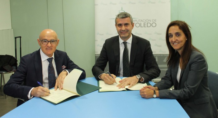 Imagen de Álvaro Gutiérrez, Julio Díaz y Flora Bellón, en la firma del Convenio