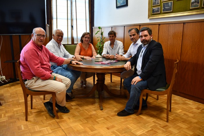 Imagen de Los miembros de la Diputación, junto al empresario y el director de la Escuela