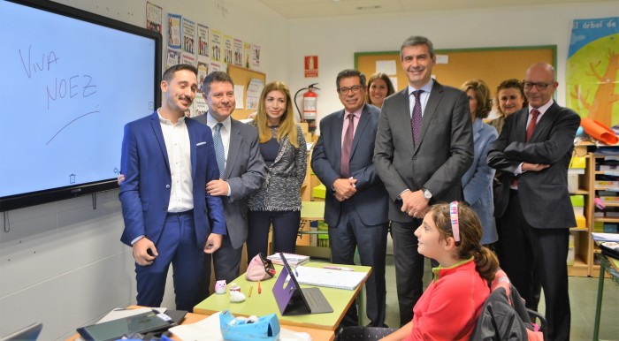 Álvaro Gutiérrez en la visita al colegio público de Noez