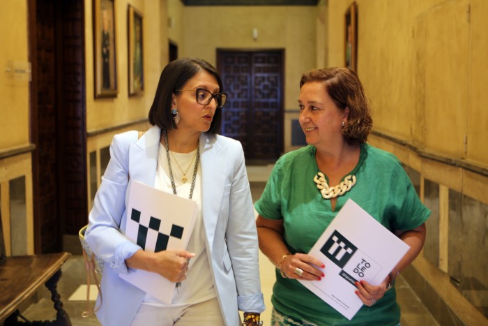 La presidenta con la diputada tras la aprobación