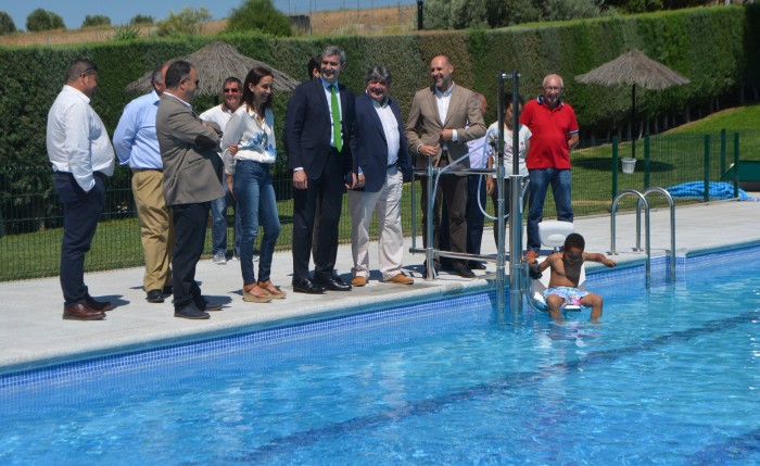 Álvaro Gutiérrez inaugura la remodelada piscina de Montearagón