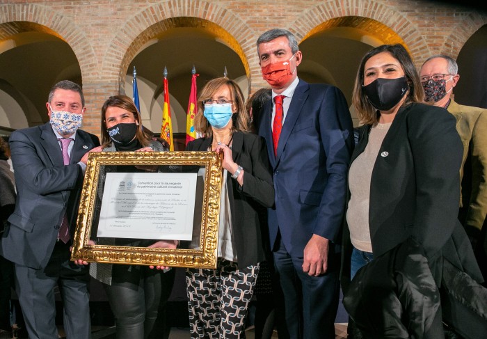 Imagen de Junto al certificado de la declaración de la UNESCO