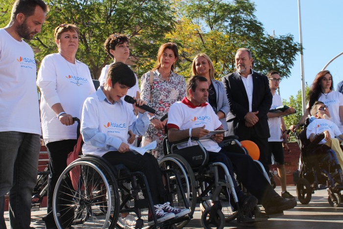 Imagen de Élvira Manzaneque durante la lectura del manifiesto del Día Mundial de la Parálisis Cerebral