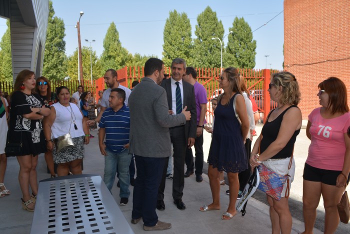 Imagen de Álvaro Gutiérrez charlando responsables de asociaciones y clubes de Torrijos