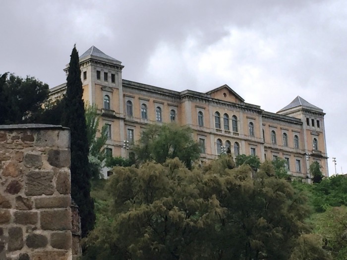 Fachada de la Diputación de Toledo tomada desde la Puerta de Bisagra