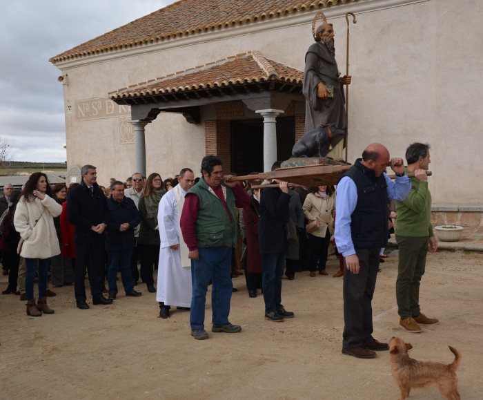 Imagen de Un momento de la procesión alrededor de la ermita con la imagen de San Antón
