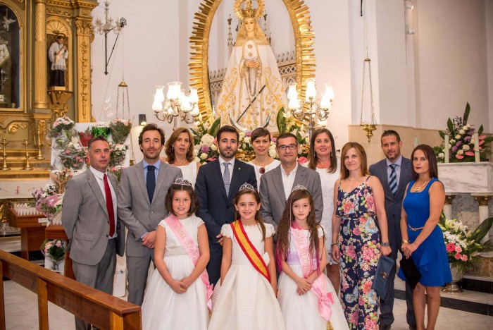 Imagen de Fernando Muñoz, el alcalde y concejales y concejalas de Cedillo del Condado junto a la Virgen