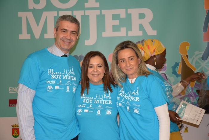 Álvaro Gutiérrez con Milagros Tolón y Mar G. Illán
