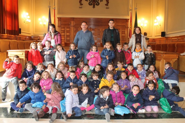 Imagen de Tomás Villarrubia ha saludado a los escolares del colegio Carmelitas en su visita a la Diputación