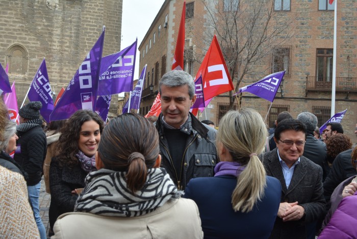 Imagen de Álvaro Gutiérrez habla con mujeres en la concentración